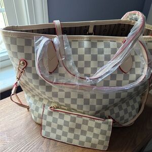 Stylish Checkered Tote Bag with Pouch